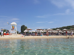 Photo de Plage d'Agios Ioannis protégé par des falaises