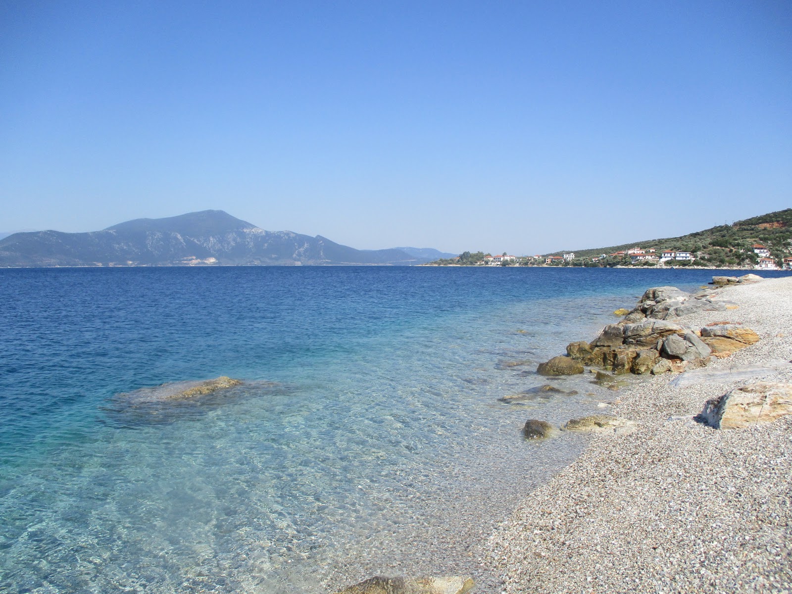 Foto van Agios Kiriaki beach met lichte fijne kiezelsteen oppervlakte