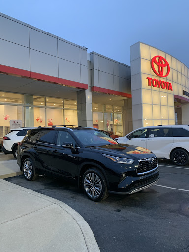 Toyota Dealer «Toyota of Louisville on Dixie Highway», reviews and photos, 6514 Dixie Hwy, Louisville, KY 40258, USA