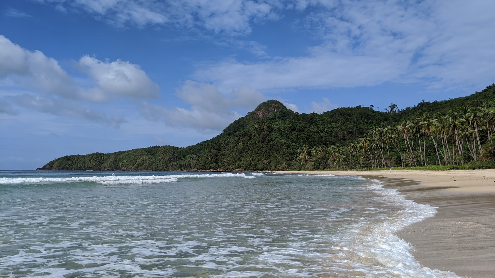 Foto de Mansilawit Beach com areia brilhante superfície