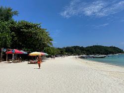 Photo de Pattaya Beach Ko Lipe entouré de montagnes