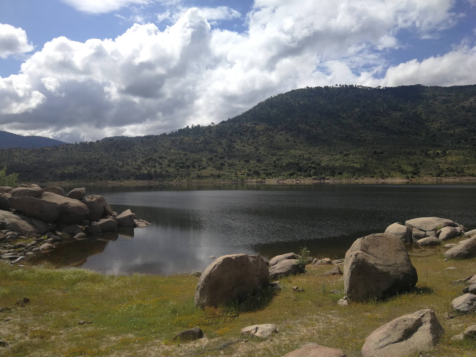 Camping Pantano del Burguillo'in fotoğrafı çok temiz temizlik seviyesi ile