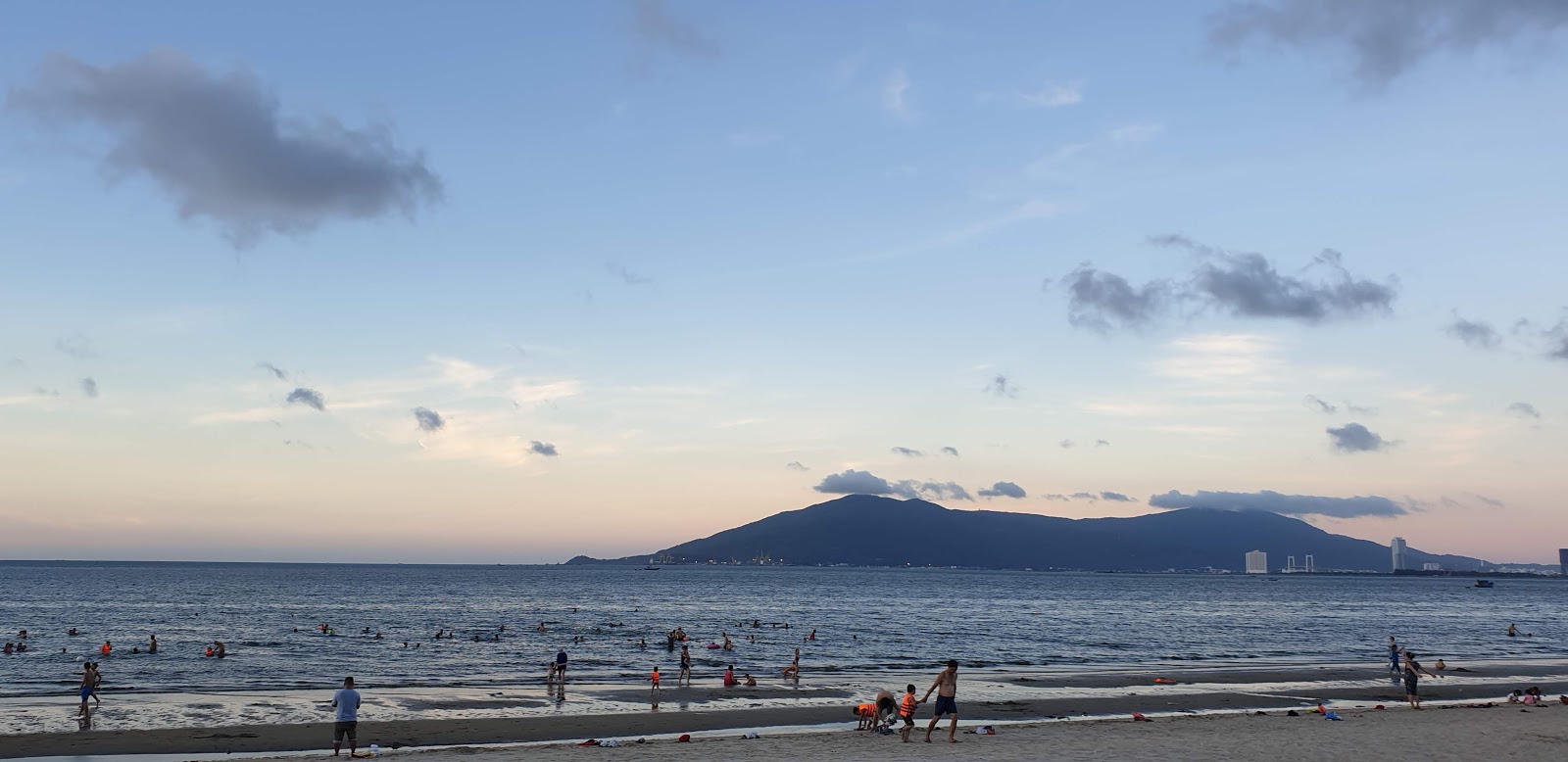 Foto de Nguyen Tat Thanh Beach - lugar popular entre os apreciadores de relaxamento