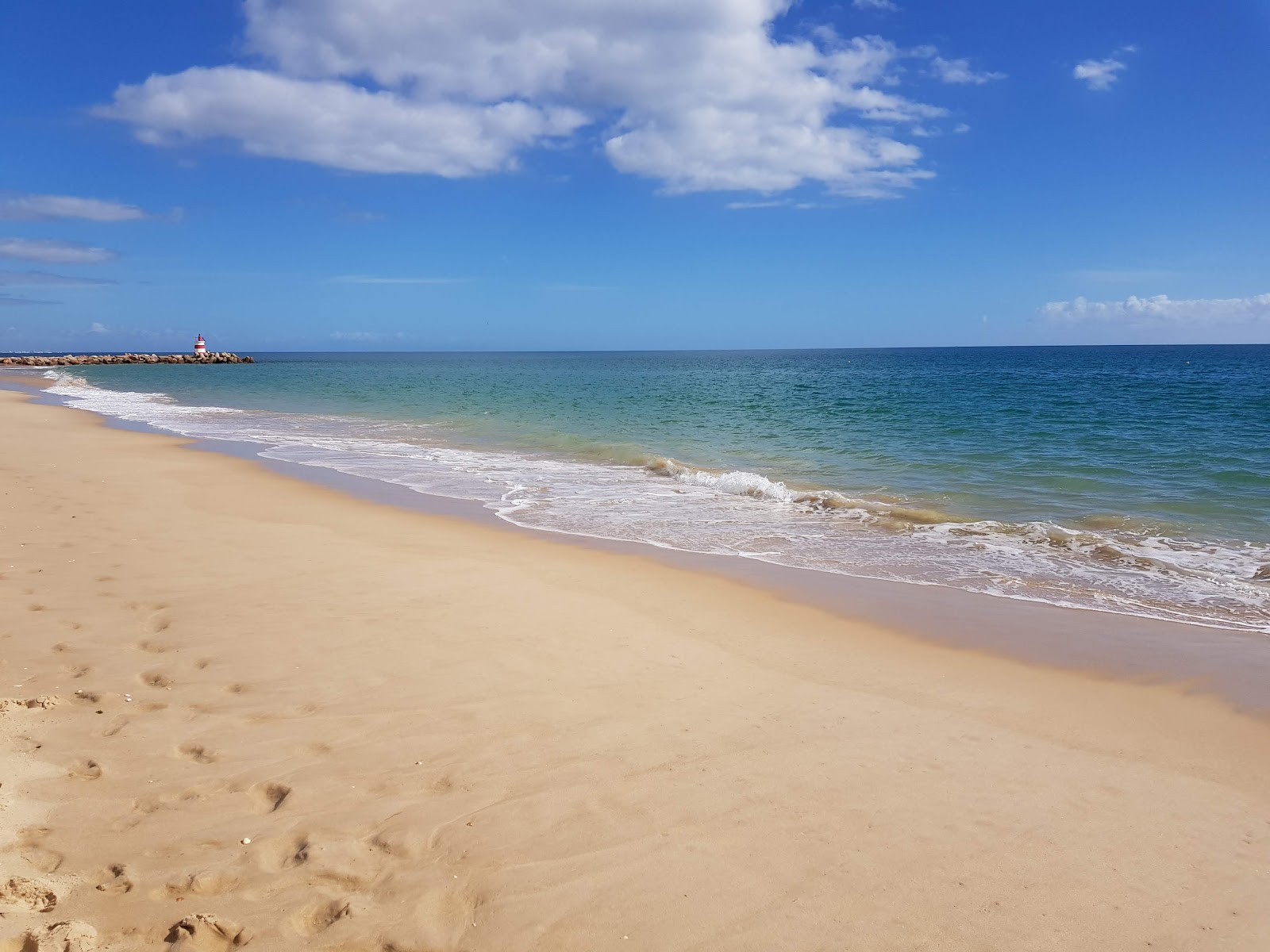 Foto de Playa de la Isla de Tavira con recta y larga