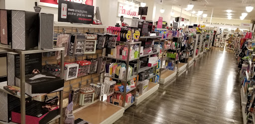 Department Store «T.J. Maxx & HomeGoods», reviews and photos, 111 Taunton St, Plainville, MA 02762, USA