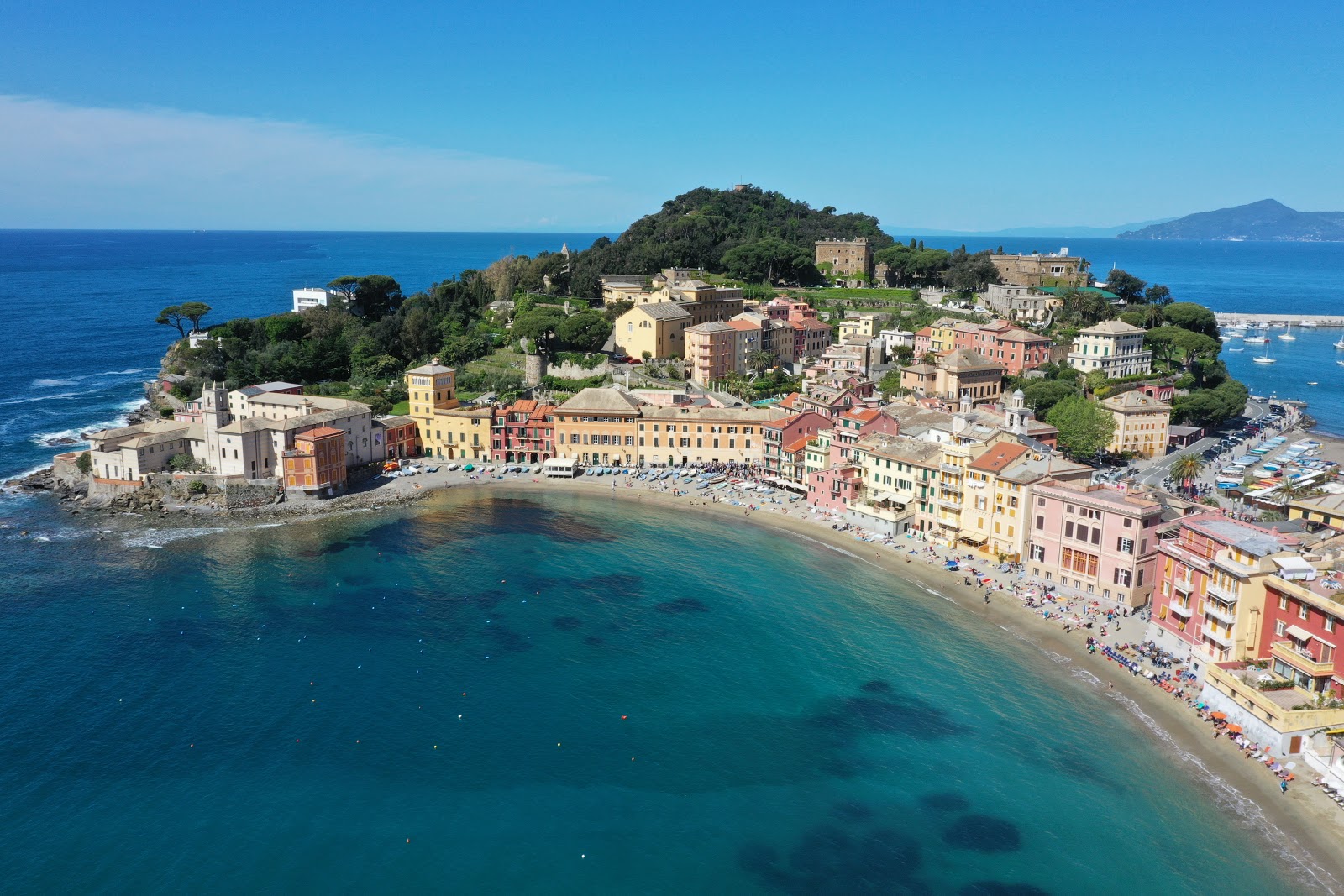 Foto di Baia del Silenzio con una superficie del sabbia scura