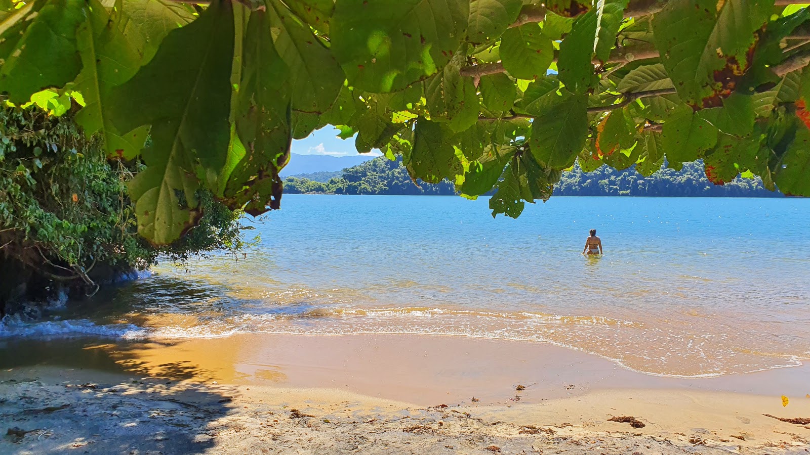 Praia do Furado的照片 带有碧绿色纯水表面