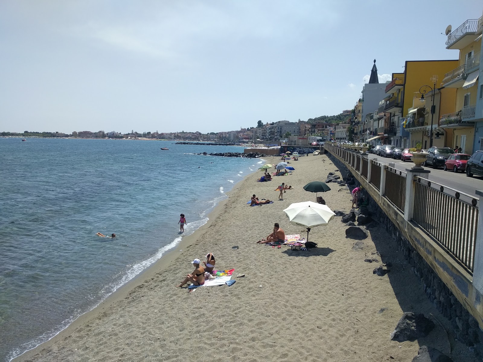 Valokuva Spiaggia Giardini Naxosista. pinnalla turkoosi puhdas vesi:n kanssa
