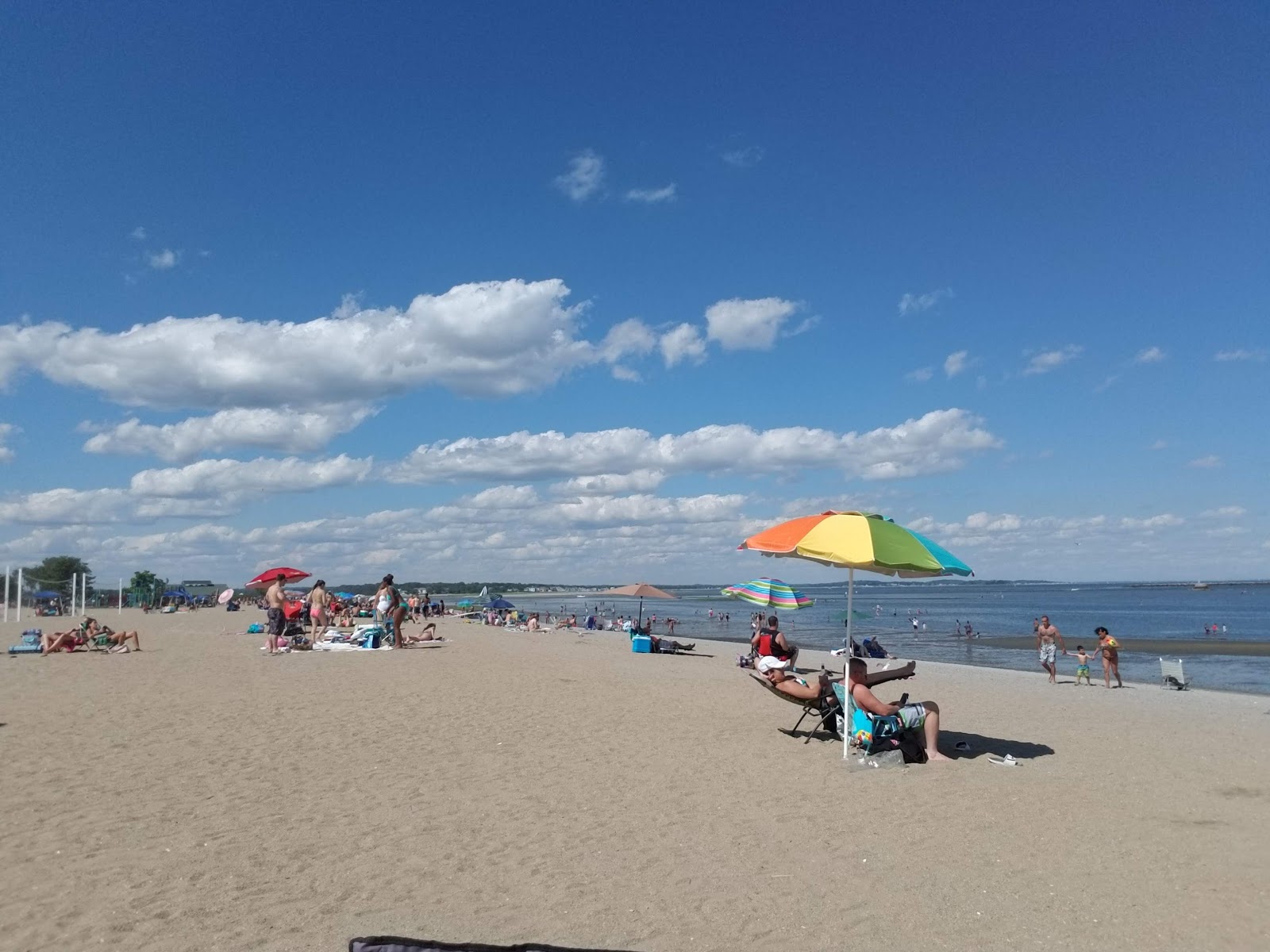 Fotografie cu Short Beach cu o suprafață de apa albastra