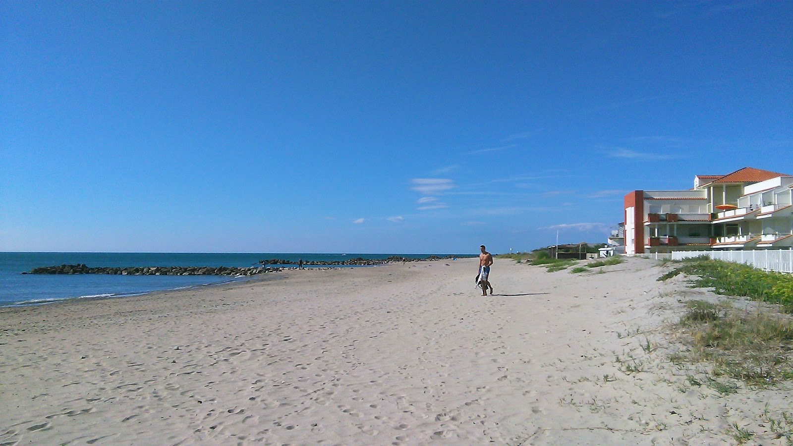 Frontignan plage的照片 带有明亮的沙子表面