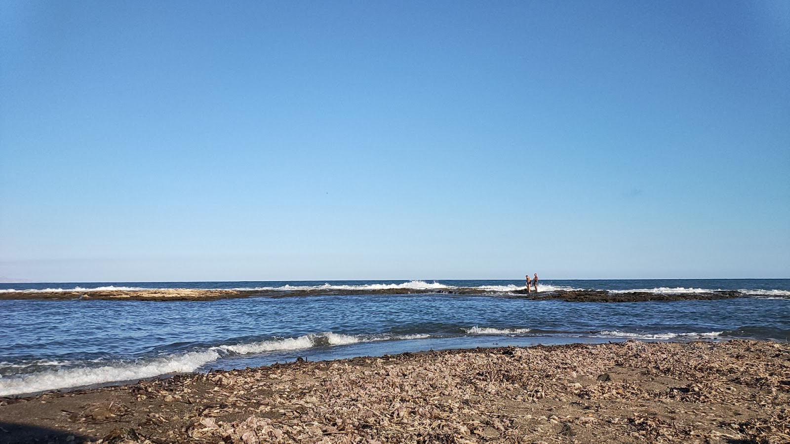 Fotografija Cala de las Pulgas z sivi fini kamenček površino