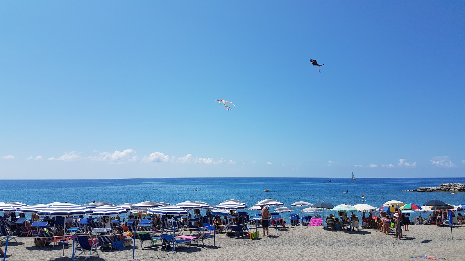 Photo de Cittadella del Capo beach avec plusieurs moyennes baies