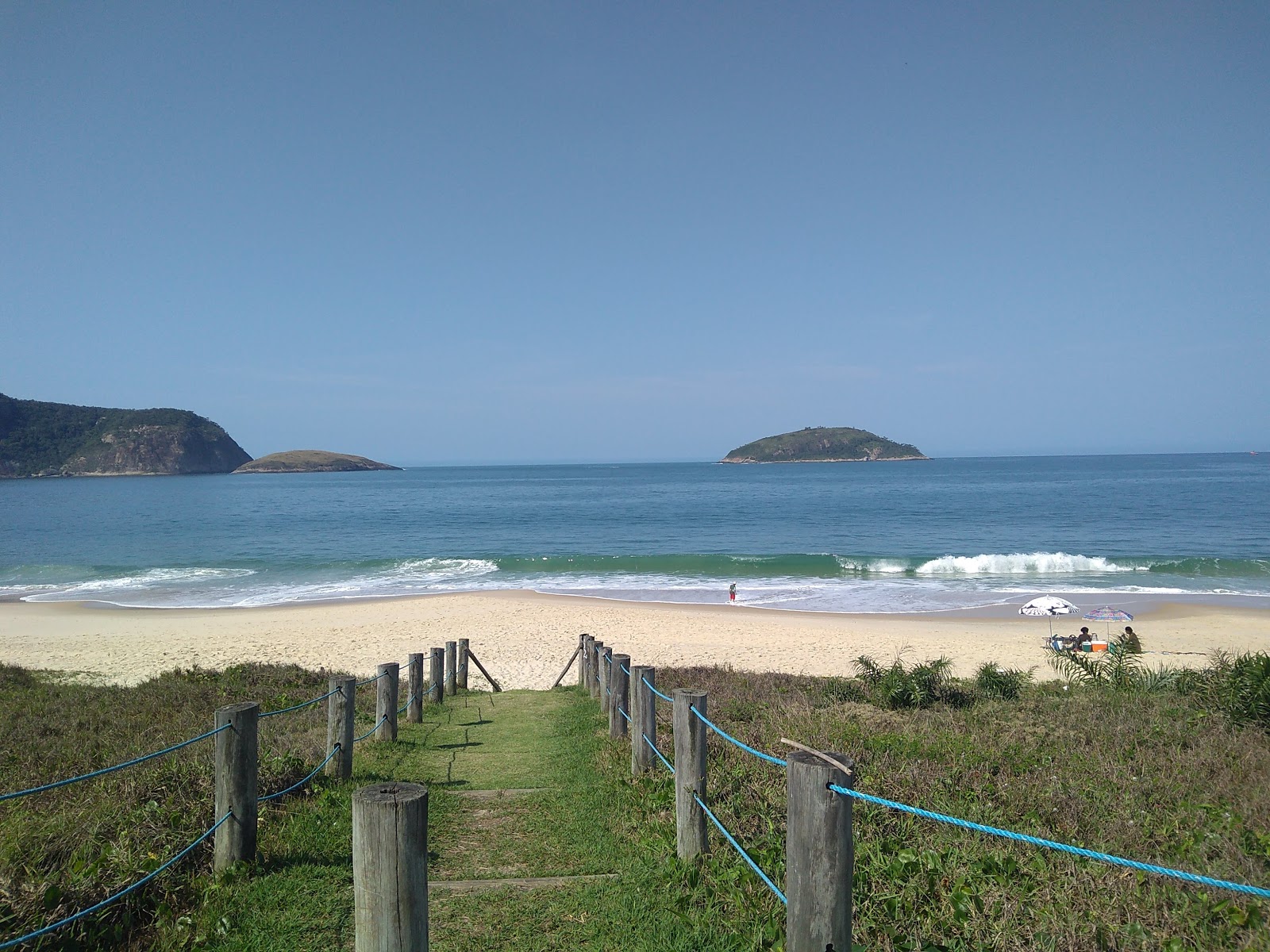Foto van Praia de Camboinhas ondersteund door kliffen