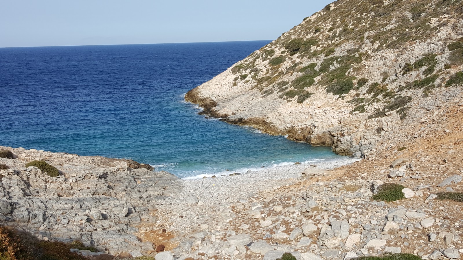 Foto de Limnari Bay com pebble leve superfície
