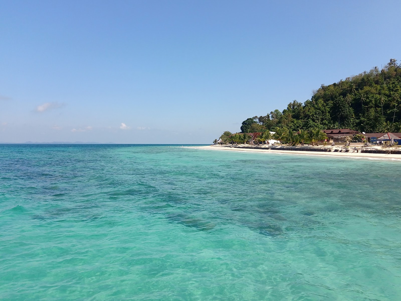Foto av Tad Marine Resort beach med turkos rent vatten yta