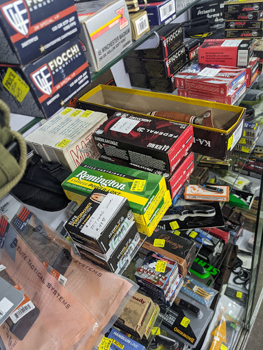 Outlet Mall «Finders Keepers Traders Outlet Mall», reviews and photos, 740-784 Chelsa Dr, Madisonville, KY 42431, USA