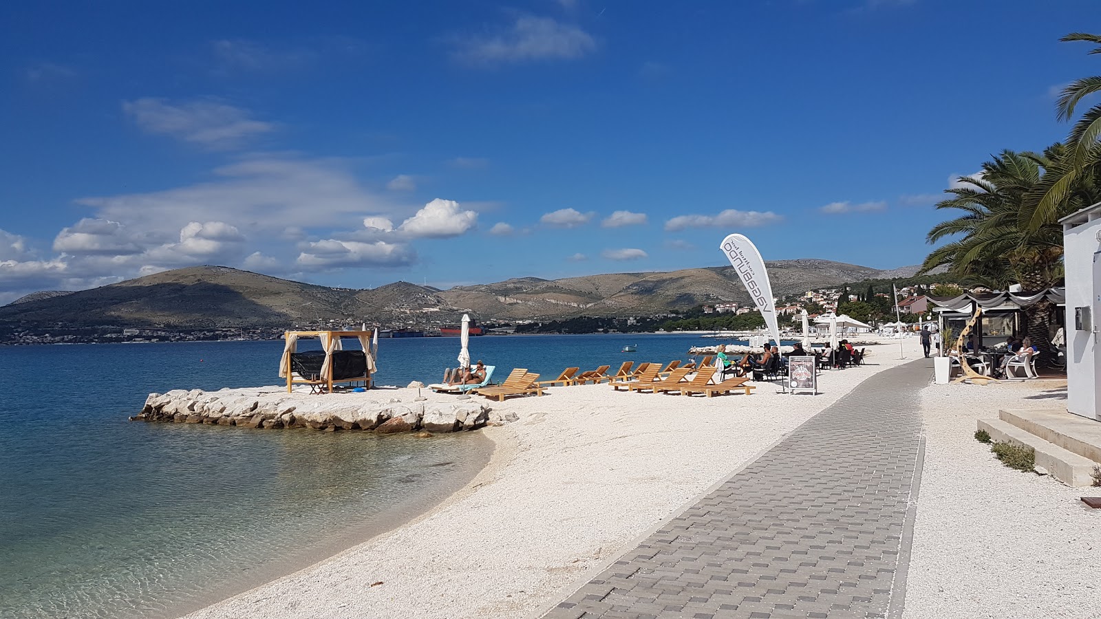 Valokuva Okrug Gornji III beachista. mukavuudet alueella