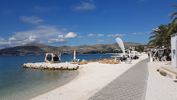 Okrug Gornji III beach'in fotoğrafı ve yerleşim
