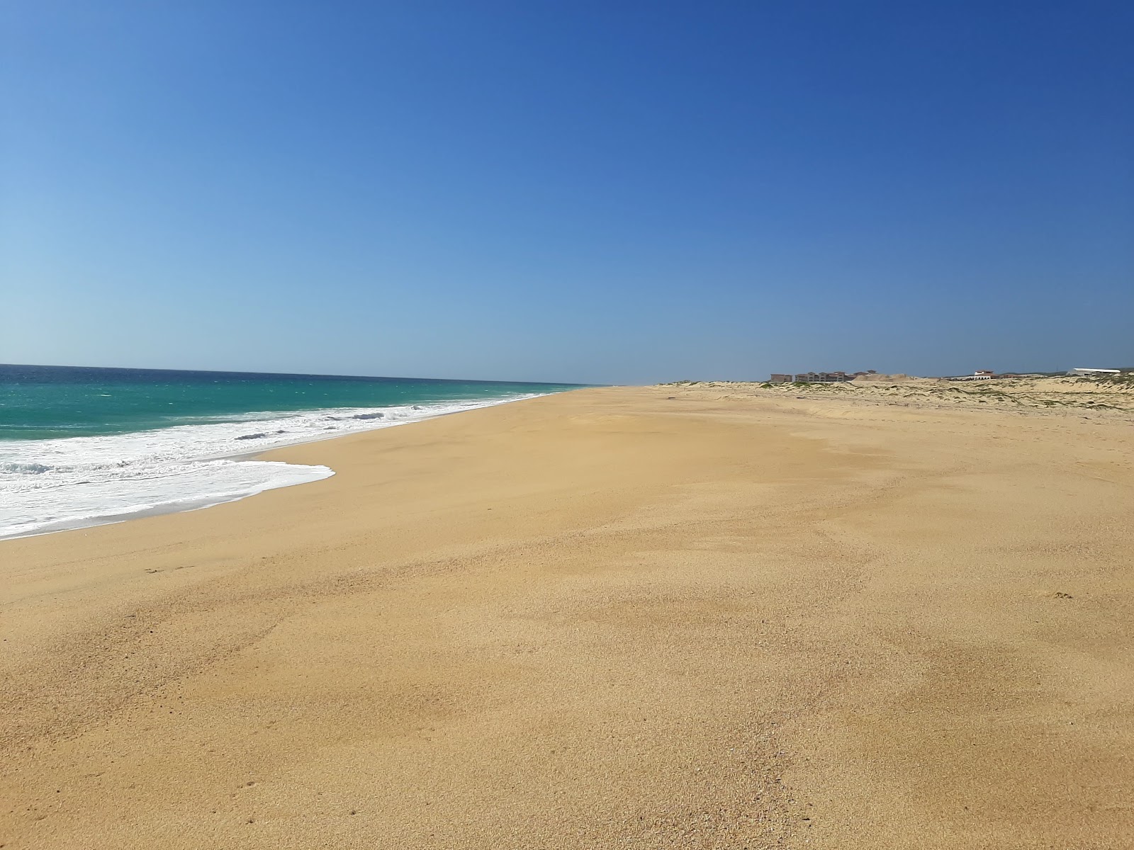 Valokuva Playa El Suspiroista. pinnalla kirkas hieno hiekka:n kanssa