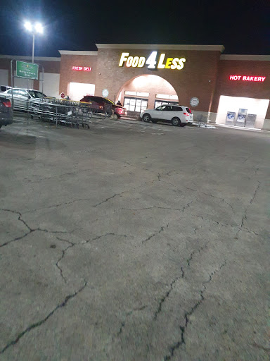 Shopping Mall «Hillcrest Shopping Center», reviews and photos, 1701 N Larkin Ave, Crest Hill, IL 60403, USA