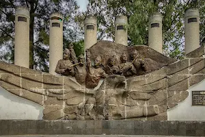 Monument to The Heroic Children image