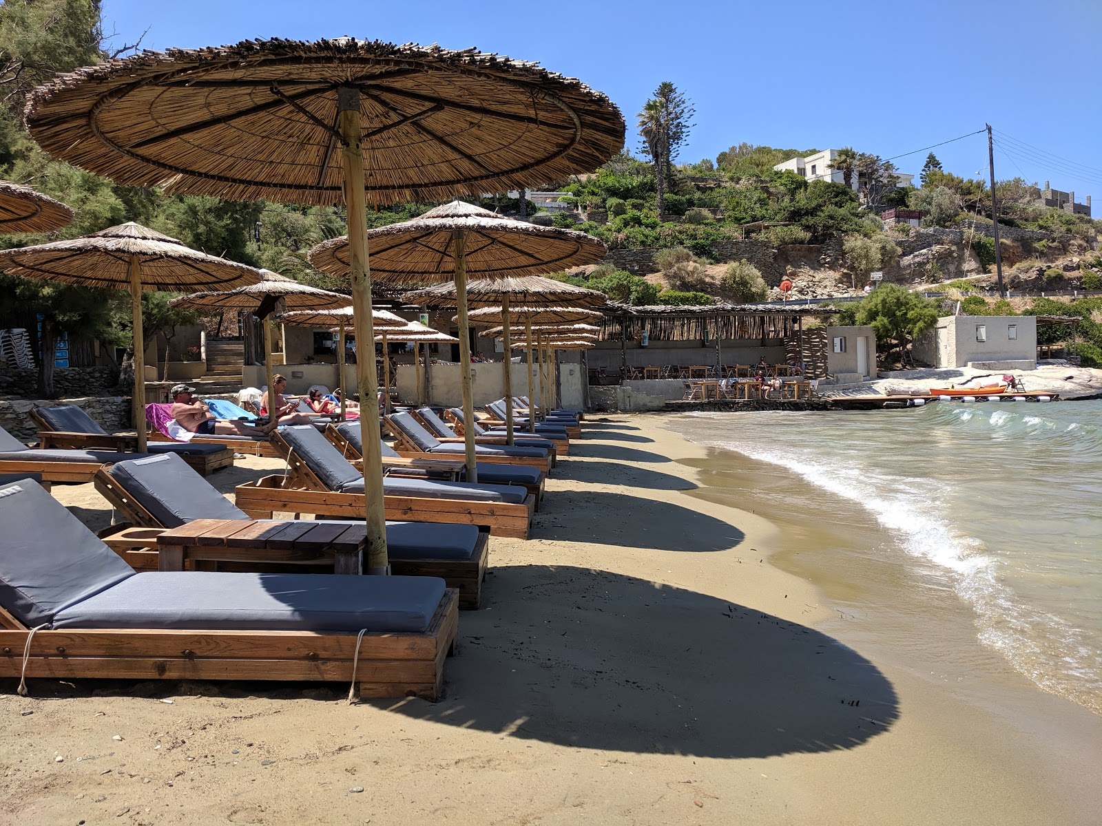Gialiskari beach'in fotoğrafı ve yerleşim