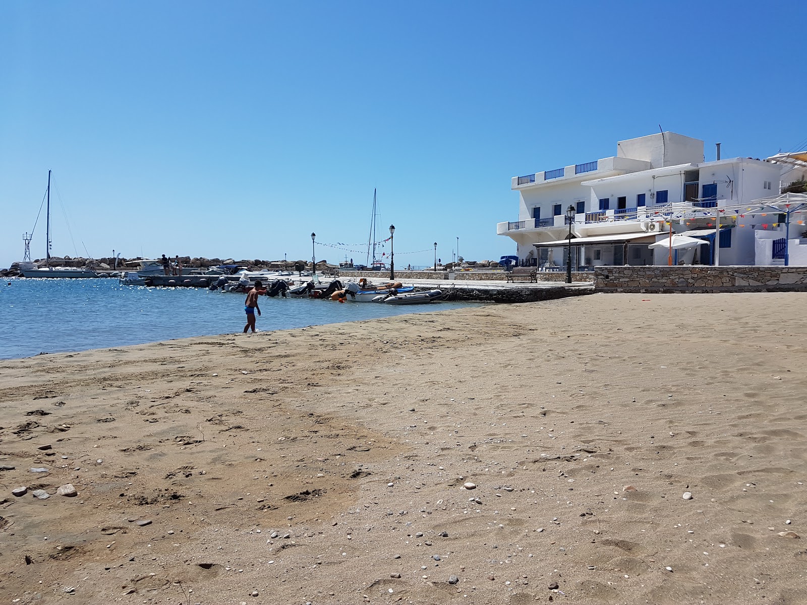 Foto de Sikinos' beach y el asentamiento