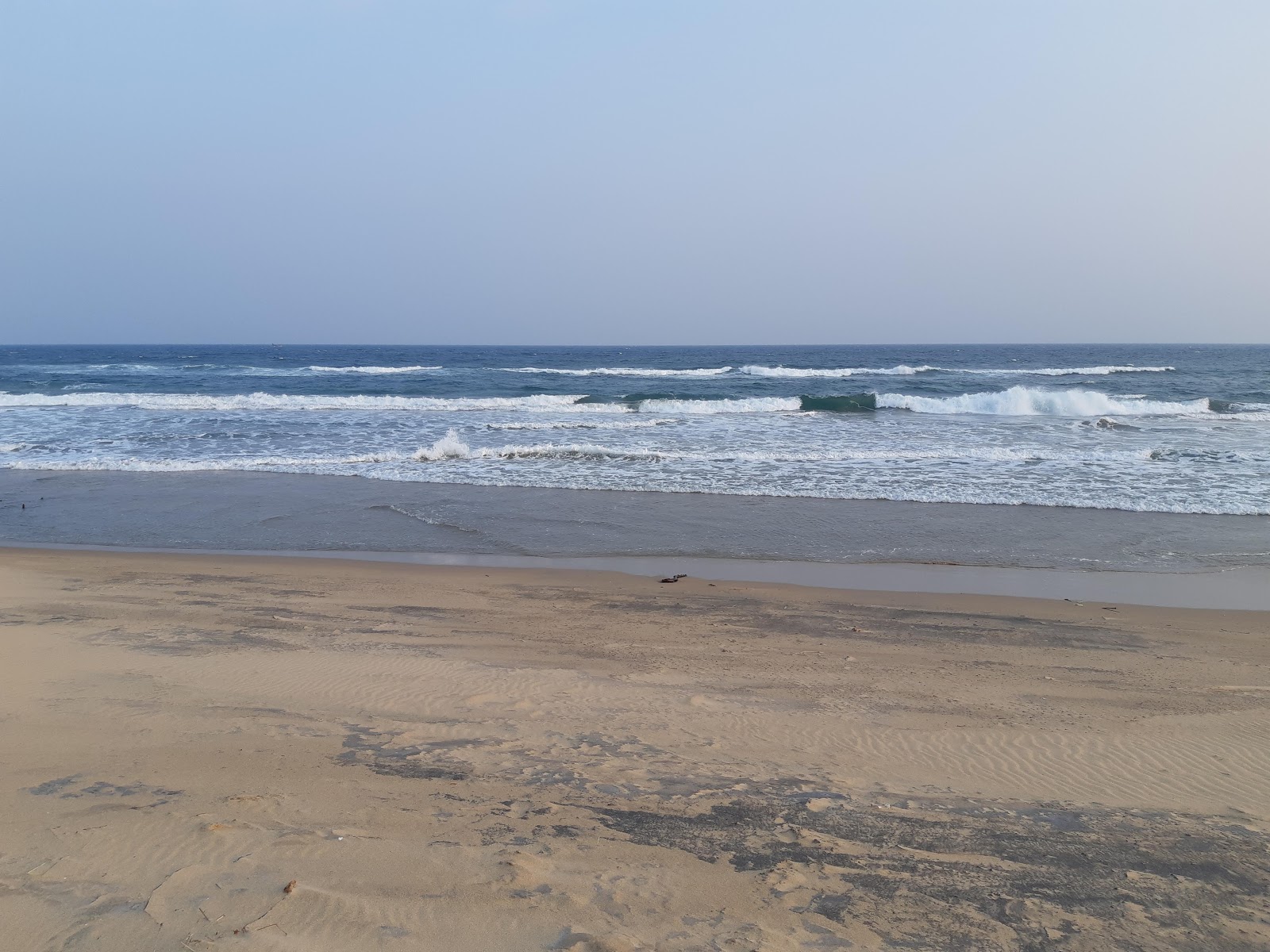 Photo de Lovapalle Beach avec un niveau de propreté de partiellement propre
