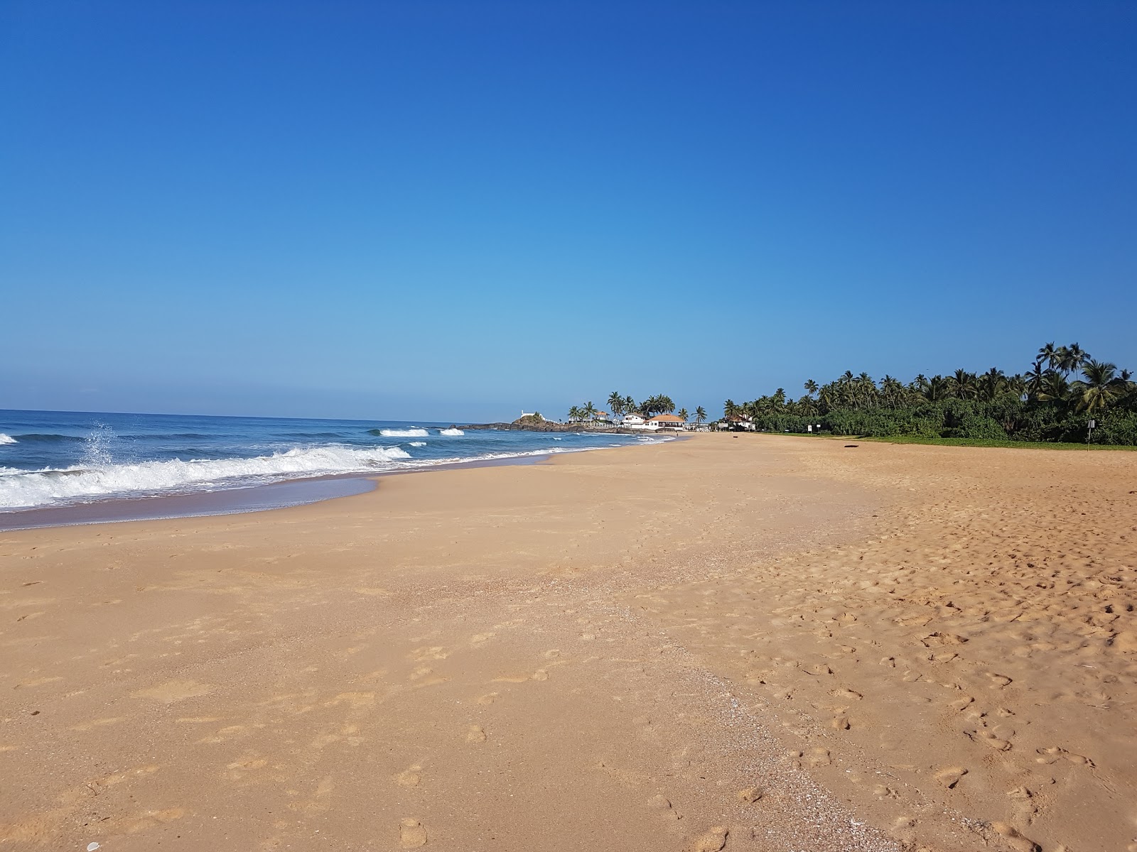 Photo de Ahungalla Beach avec sable lumineux de surface