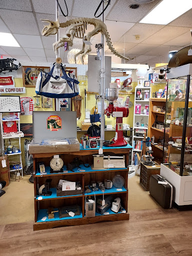 Shopping Mall «Town Peddler Craft and Antique Mall», reviews and photos, 35323 Plymouth Rd, Livonia, MI 48150, USA