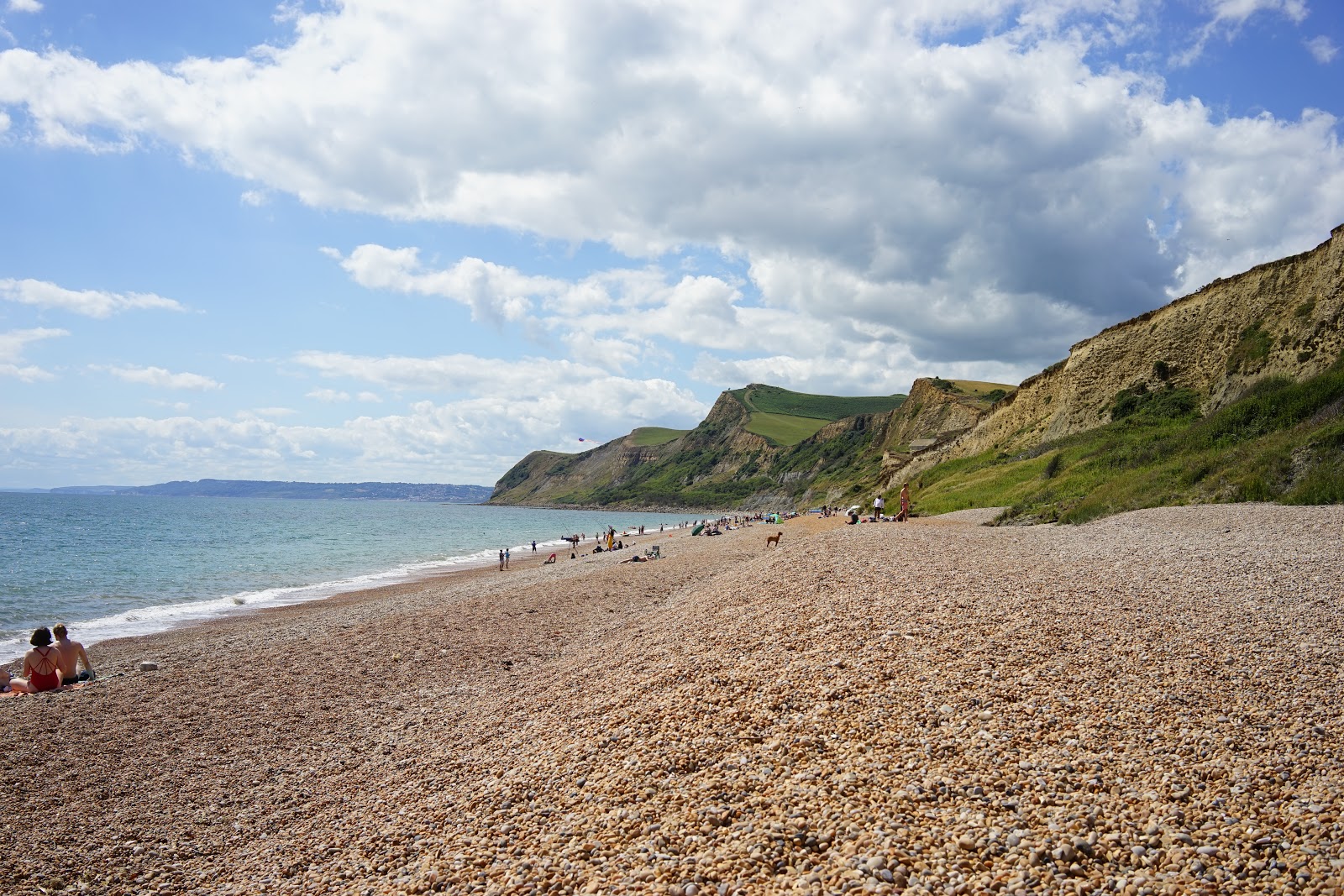 Fotografija Eype plaža z rjavi kamenček površino