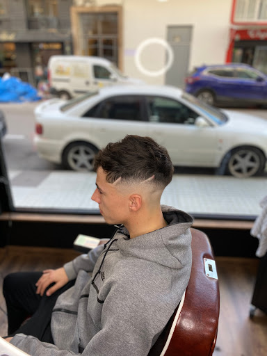 Barbería Carlos Merino en Los Corrales de Buelna, Santander