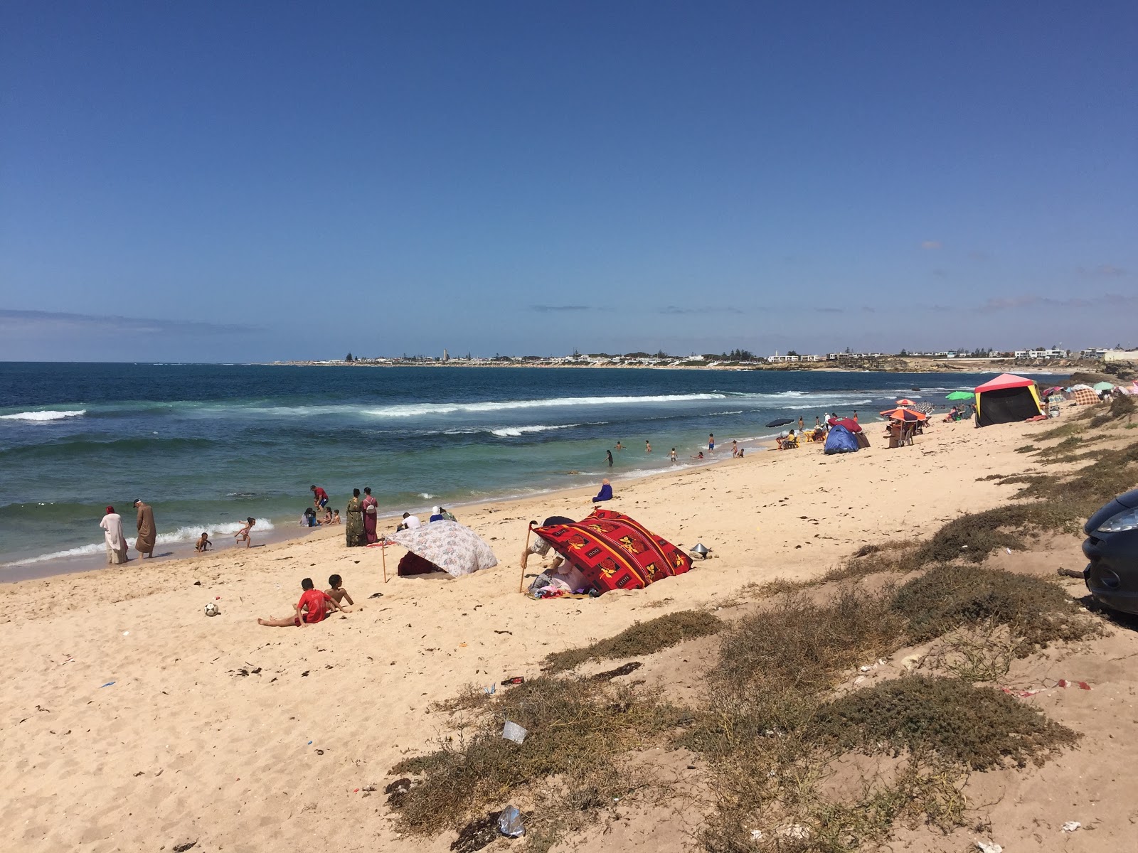 Moulay Abdellah Amghar Beach的照片 带有明亮的沙子和岩石表面