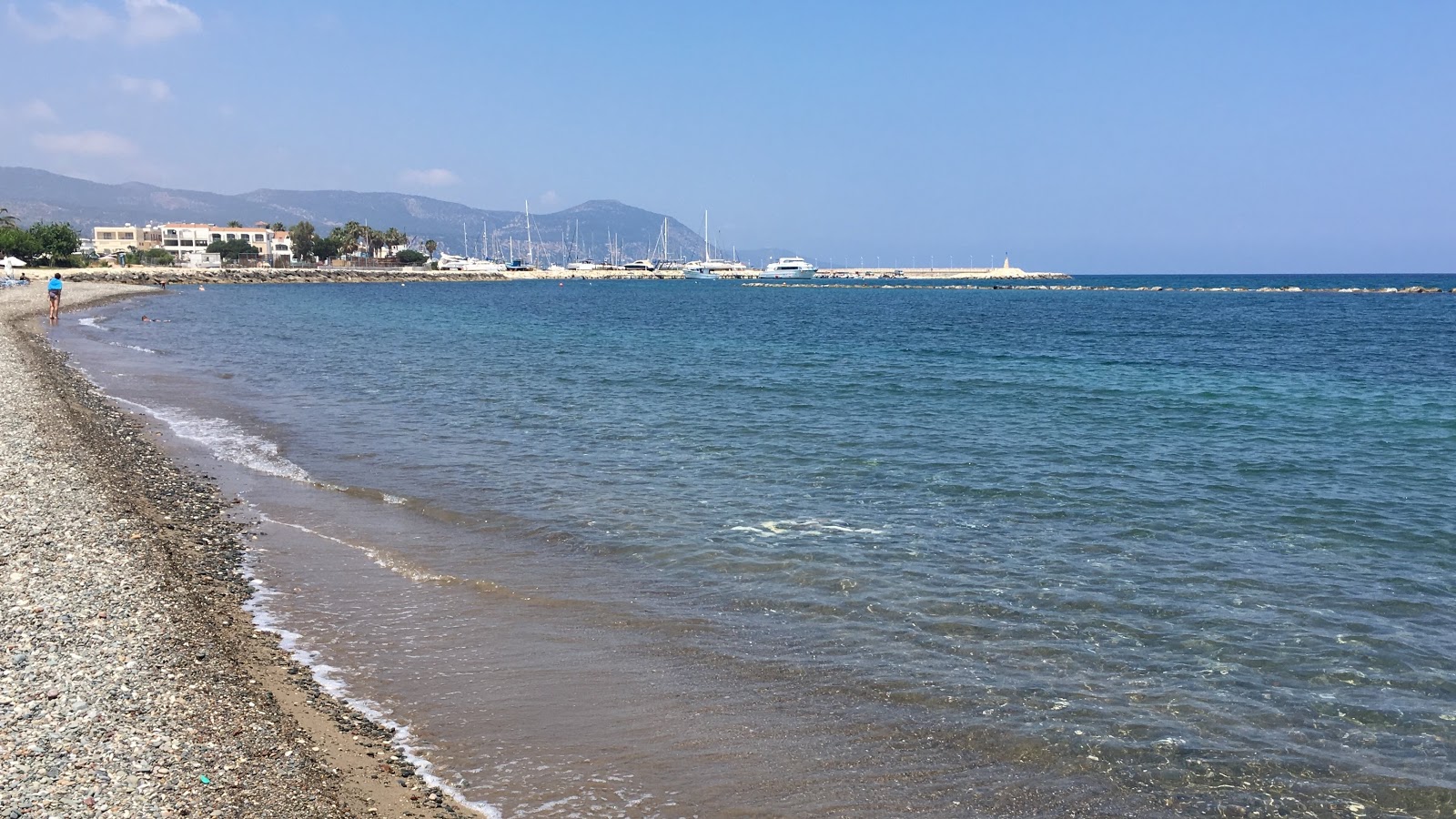 Photo de Latchi beach avec l'eau cristalline de surface