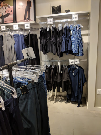 Clothing Store «Banana Republic Factory Store», reviews and photos, 422 86th St, Brooklyn, NY 11209, USA
