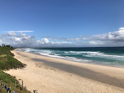 Belongil Beach'in fotoğrafı düz ve uzun ile birlikte