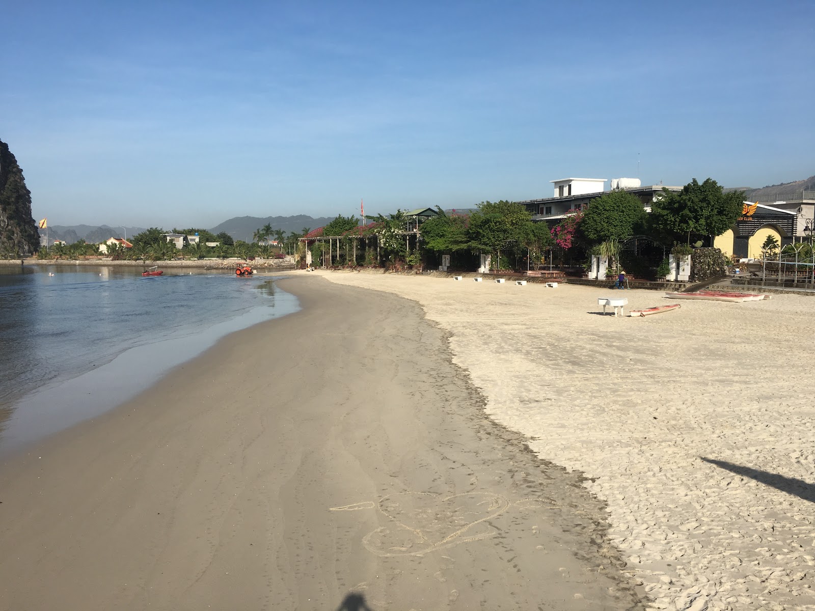 Quang Hong Beach'in fotoğrafı geniş plaj ile birlikte