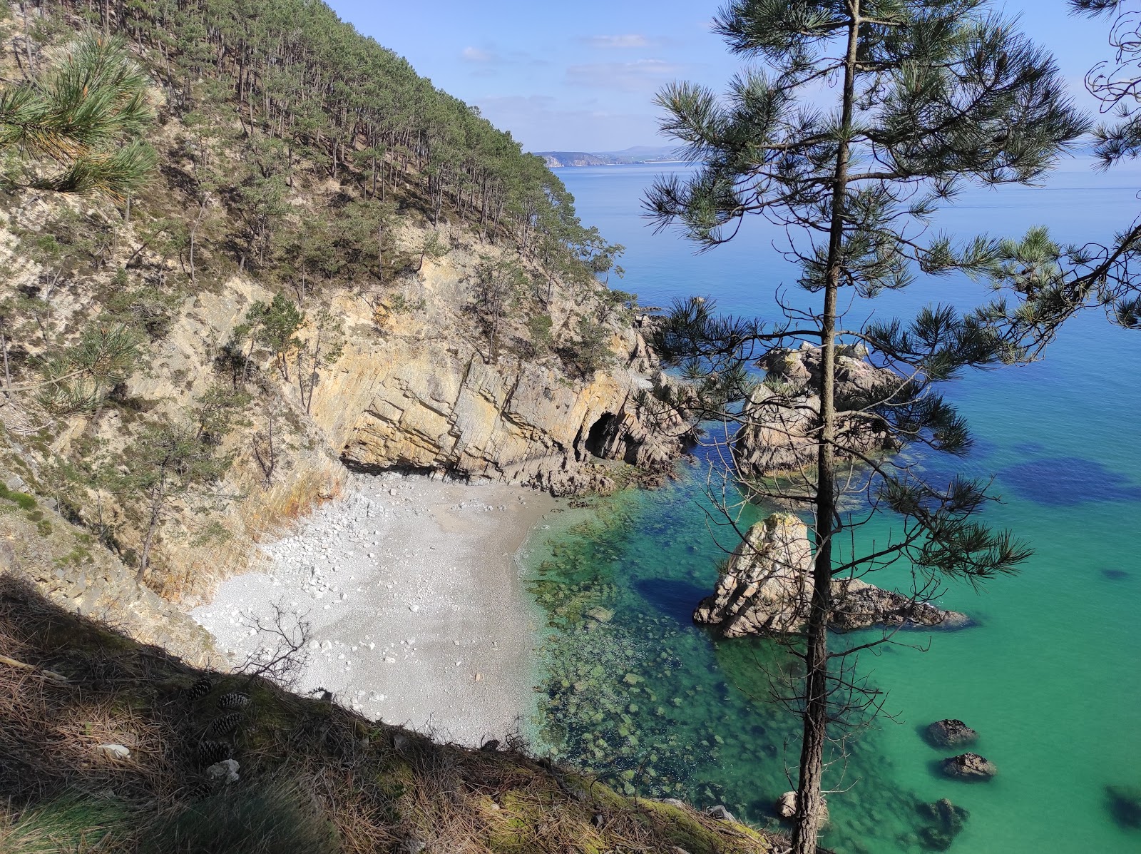 Foto von Plage du Bois du Kador mit beiger kiesel Oberfläche