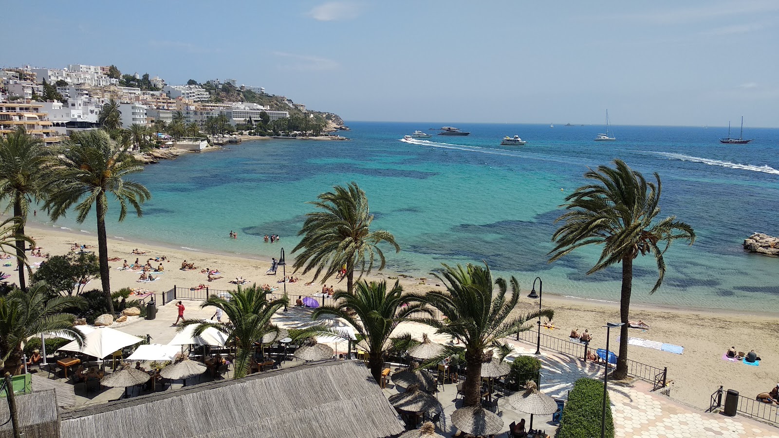 Foto von Platja de ses Figueretes mit feiner beiger sand Oberfläche