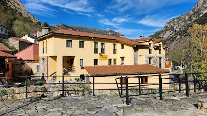 Apartahotel El Meirel - C. Fernando Álvarez, 33840 Pola de Somiedo, Asturias, Spain