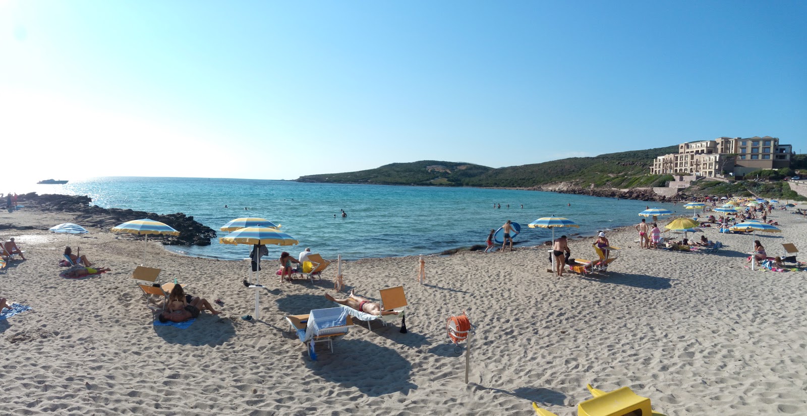 Spiaggia La Caletta的照片 被山脉环绕