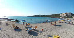 Spiaggia La Caletta'in fotoğrafı dağlarla çevrili