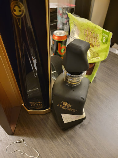 Liquor Store «Camp Creek World Of Beverages», reviews and photos, 3780 Princeton Lakes Pkwy, Atlanta, GA 30344, USA