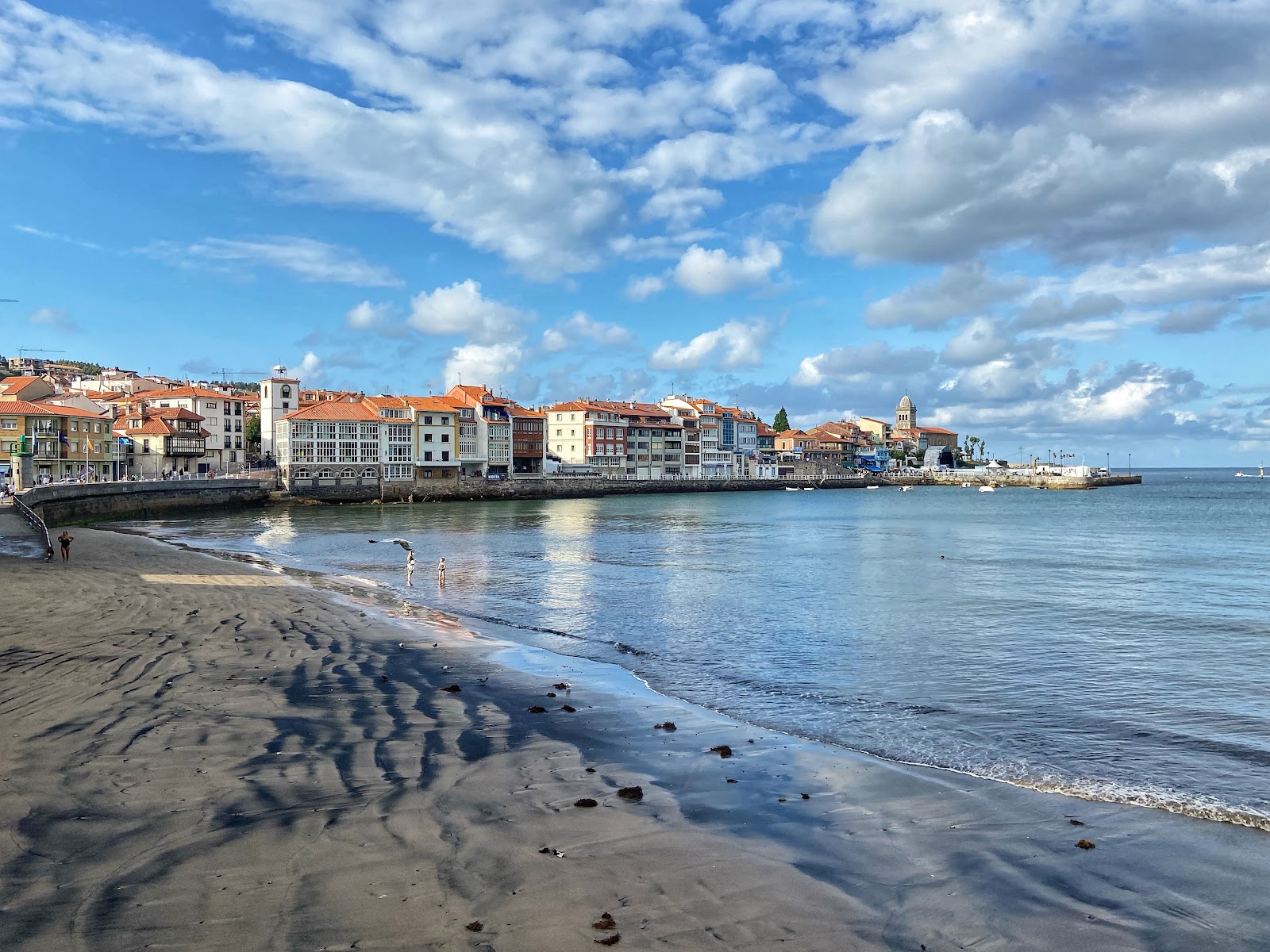 Foto di Playa de la Ribera con una superficie del acqua turchese