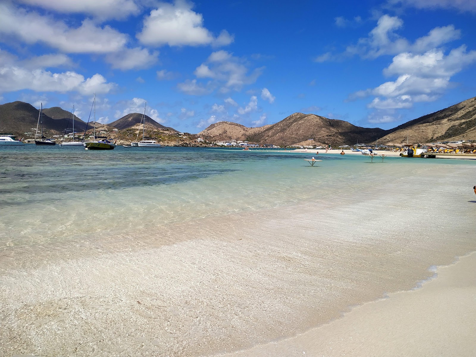 Photo de Yellow beach avec l'eau cristalline de surface