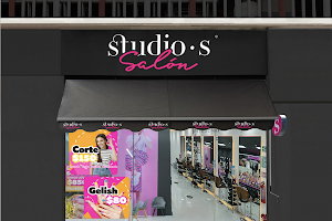 Studio S Salón image