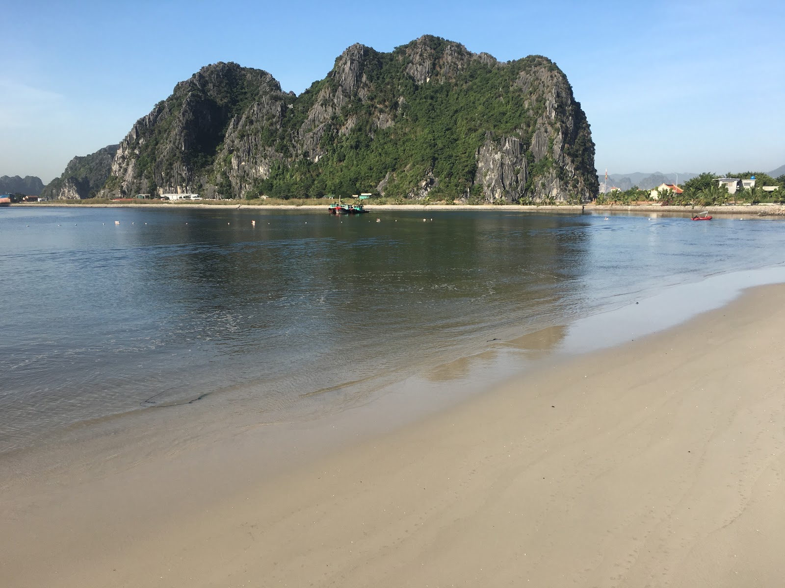 Foto van Quang Hong Beach met turquoise puur water oppervlakte