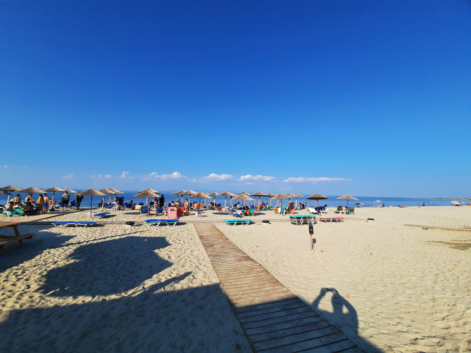 Foto de Pydna beach com areia brilhante superfície