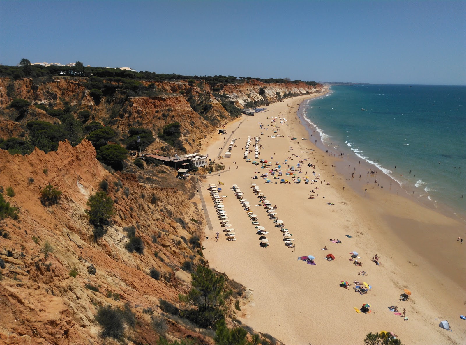 Fotografija Praia da falesia z svetel fin pesek površino