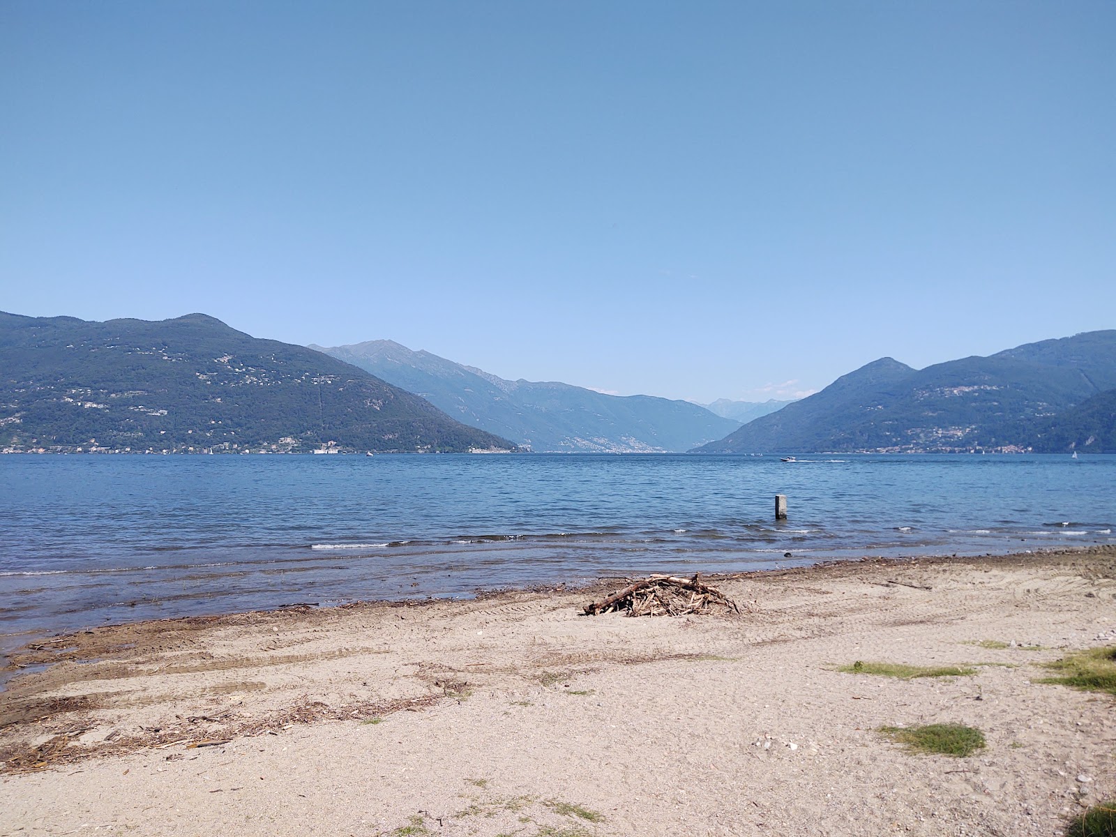 Photo de Spiaggia Parco Lungolago protégé par des falaises